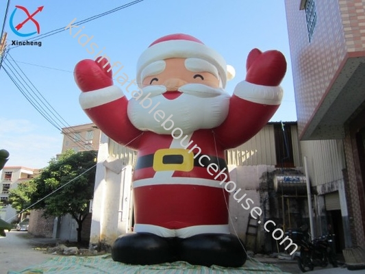 Özel Yapılmış Çarşıda Çekici Şişme Noel Dekorasyonları Noel Baba